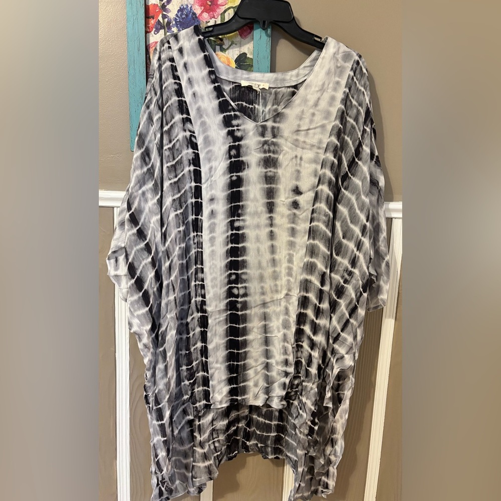 Umgee Black & White Tie-Dye V-Neck Tunic